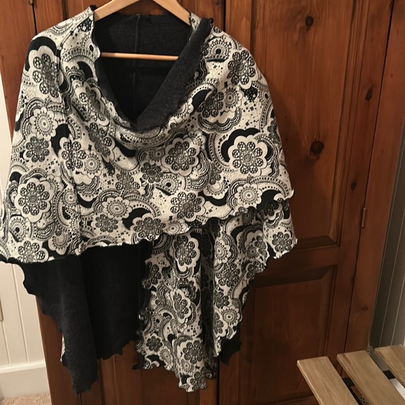 Reversible Shawl Wrap - Picture 2 of 7